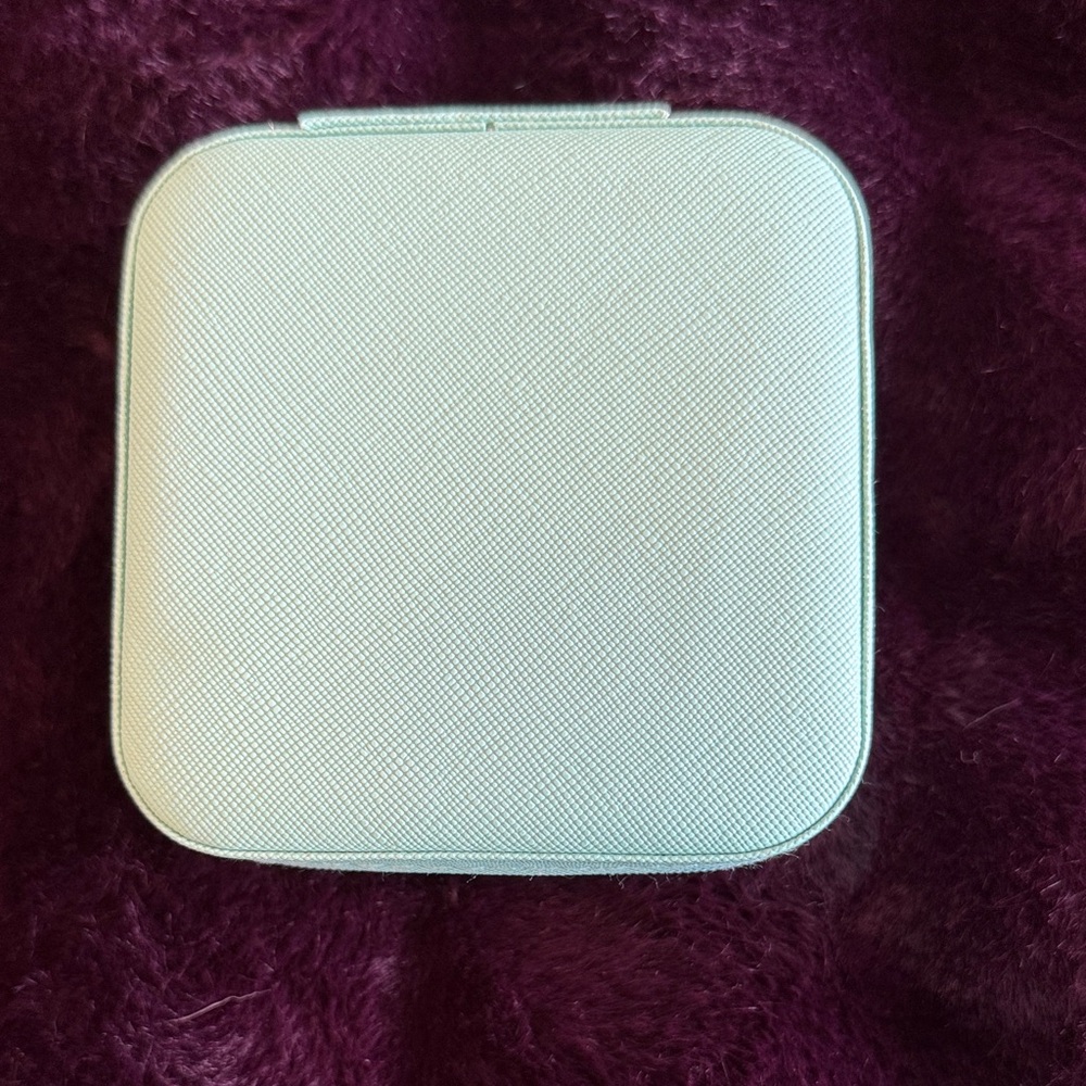 Travel jewelry case